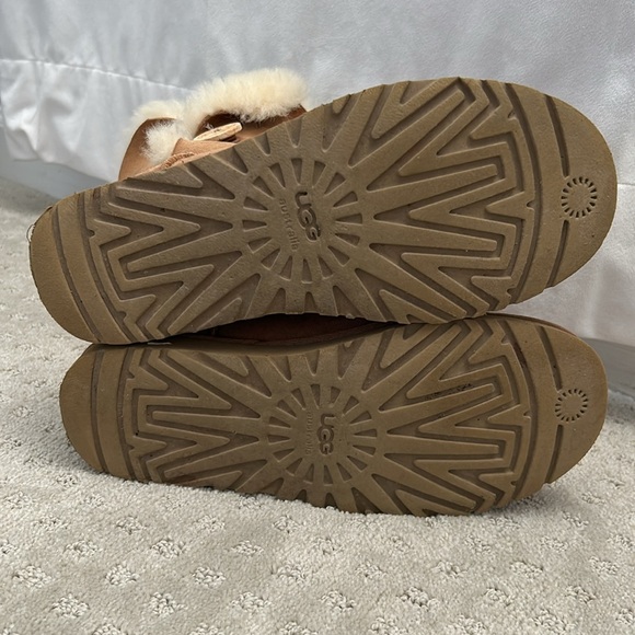 Ugg Bailey Button in Chestnut - Picture 4 of 4